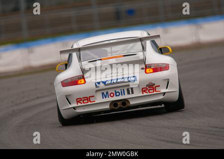 Rückansicht eines Porsche 911 GT3 Carrera Pokalwagens auf der Rennstrecke Silverstone am Pressetag zur Markteinführung der 2008-Serie. Stockfoto