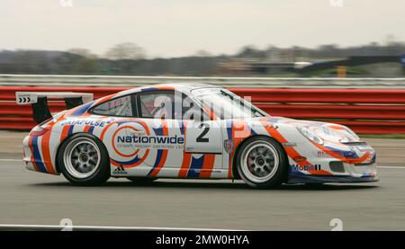 Tim Harvey war auf der Rennstrecke in Silverstone während des 2008. Porsche Carrera Pokals des britischen Pressetages. Stockfoto