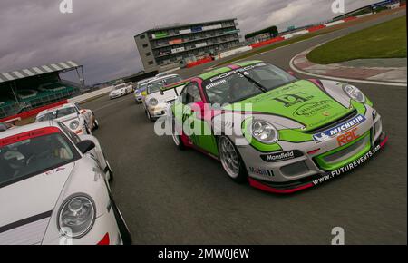 2008 Porsche-Carrera-Cup von Großbritannien, rollendes Shooting der Autos, die während des folgenden Pressetages auf der Silverstone-Rennstrecke um Positionen auf der Rennstrecke joggen. Tony Gilham vor der Tür. Stockfoto