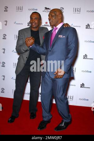 Sugar Ray Leonard und Mike Tyson bei der großen Eröffnung von Tysons ein-Mann-Show „Mike Tyson: UnDisputed Truth - Live on Stage“ im Hollywood Theatre im MGM Grand Resort & Casino. Las Vegas, Nevada 14. April 2012 Stockfoto