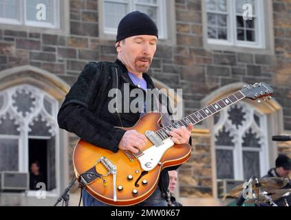 Die legendäre irische Rockband U2 tritt live auf dem „Good Morning America“ auf dem Fordham University Campus auf. Die Bandmitglieder Bono, The Edge, Adam Clayton und Larry Mullen, Jr. gaben Interviews, bevor sie an einem kühlen New Yorker Morgen eine riesige Menge auflockten. Die Band schließt eine anstrengende Woche ab, nachdem sie ein neues Album veröffentlicht und fünf Abende in der "Late Show with David Letterman" aufgeführt hat. NYC's 53. Street wurde diese Woche auch vorübergehend als U2 Way zu Ehren der Band benannt. Bronx, New York 3/6/09. Stockfoto