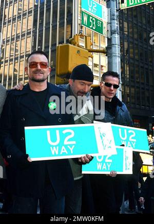 Zur Beobachtung der unglaublich geschäftigen Woche der Rockband U2, die die Veröffentlichung eines neuen Albums und fünf aufeinanderfolgende Shows auf der „Late Show with David Letterman“ umfasst, würdigte NYC-Bürgermeister Michael Bloomberg die irische Band, indem er vorübergehend einen Abschnitt der 53. Street U2 Way umbenannte. New Yorker Bürgermeister Bloomberg und Sprecherin des Stadtrats Christine Quinn enthüllten zusammen mit U2 Mitgliedern Bono, The Edge, Adam Clayton und Larry Mullen, Jr. das temporäre Straßenschild an der Ecke 53. und Broadway, in dem es an einem kalten Dienstagnachmittag in einer besonderen Zeremonie zum „U2-Weg“ erklärt wurde. New York, NY. 3/3/09. Stockfoto