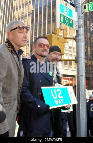 Zur Beobachtung der unglaublich geschäftigen Woche der Rockband U2, die die Veröffentlichung eines neuen Albums und fünf aufeinanderfolgende Shows auf der „Late Show with David Letterman“ umfasst, würdigte NYC-Bürgermeister Michael Bloomberg die irische Band, indem er vorübergehend einen Abschnitt der 53. Street U2 Way umbenannte. New Yorker Bürgermeister Bloomberg und Sprecherin des Stadtrats Christine Quinn enthüllten zusammen mit U2 Mitgliedern Bono, The Edge, Adam Clayton und Larry Mullen, Jr. das temporäre Straßenschild an der Ecke 53. und Broadway, in dem es an einem kalten Dienstagnachmittag in einer besonderen Zeremonie zum „U2-Weg“ erklärt wurde. New York, NY. 3/3/09. Stockfoto