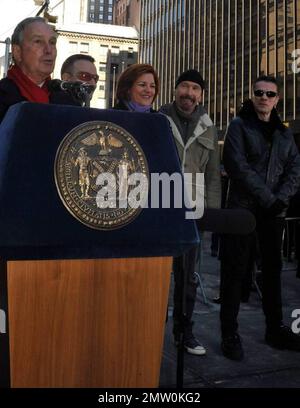 Zur Beobachtung der unglaublich geschäftigen Woche der Rockband U2, die die Veröffentlichung eines neuen Albums und fünf aufeinanderfolgende Shows auf der „Late Show with David Letterman“ umfasst, würdigte NYC-Bürgermeister Michael Bloomberg die irische Band, indem er vorübergehend einen Abschnitt der 53. Street U2 Way umbenannte. New Yorker Bürgermeister Bloomberg und Sprecherin des Stadtrats Christine Quinn enthüllten zusammen mit U2 Mitgliedern Bono, The Edge, Adam Clayton und Larry Mullen, Jr. das temporäre Straßenschild an der Ecke 53. und Broadway, in dem es an einem kalten Dienstagnachmittag in einer besonderen Zeremonie zum „U2-Weg“ erklärt wurde. New York, NY. 3/3/09. Stockfoto