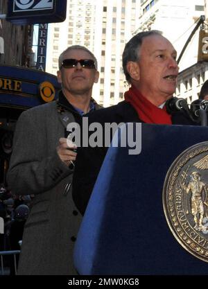 Zur Beobachtung der unglaublich geschäftigen Woche der Rockband U2, die die Veröffentlichung eines neuen Albums und fünf aufeinanderfolgende Shows auf der „Late Show with David Letterman“ umfasst, würdigte NYC-Bürgermeister Michael Bloomberg die irische Band, indem er vorübergehend einen Abschnitt der 53. Street U2 Way umbenannte. New Yorker Bürgermeister Bloomberg und Sprecherin des Stadtrats Christine Quinn enthüllten zusammen mit U2 Mitgliedern Bono, The Edge, Adam Clayton und Larry Mullen, Jr. das temporäre Straßenschild an der Ecke 53. und Broadway, in dem es an einem kalten Dienstagnachmittag in einer besonderen Zeremonie zum „U2-Weg“ erklärt wurde. New York, NY. 3/3/09. Stockfoto