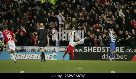 Manchester United Wayne Rooney feiert mit einem Wagenrad, nachdem er am 19. Januar 2008 im Madejski-Stadion gegen Reading einen Treffer erzielt hat. Dieses Bild ist an Dataco-Einschränkungen gebunden, wie es verwendet werden kann. NUR REDAKTIONELLE VERWENDUNG keine Verwendung mit unerlaubten Audio-, Video-, Daten-, Spiellisten-, Club-/Liga-Logos oder „Live“-Diensten. Online-in-Match-Nutzung auf 120 Bilder beschränkt, keine Videtemulation. Keine Verwendung bei Wetten, Spielen oder Publikationen für einzelne Clubs/Liga/Spieler Stockfoto