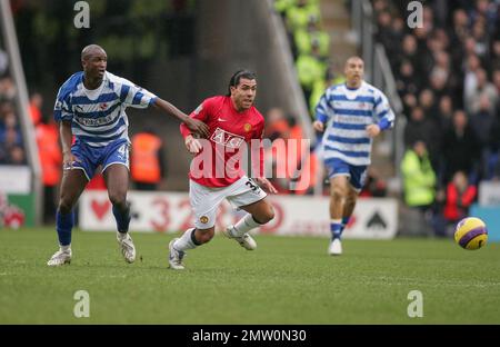 Carlos Tevez wird während des Premier League-Spiels von Reading gegen Manchester United am 19. Januar 2008 von Kalifa Cisse befreit. Im Madejski-Stadion. Dieses Bild ist an Dataco-Einschränkungen bezüglich seiner Verwendung gebunden. NUR REDAKTIONELLE VERWENDUNG keine Verwendung mit unerlaubten Audio-, Video-, Daten-, Spiellisten-, Club-/Liga-Logos oder „Live“-Diensten. Online-in-Match-Nutzung auf 120 Bilder beschränkt, keine Videtemulation. Keine Verwendung bei Wetten, Spielen oder Publikationen für einzelne Clubs/Liga/Spieler Stockfoto