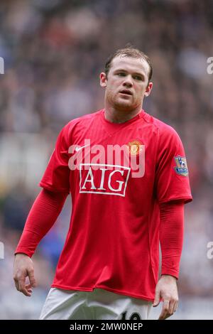 Wayne Rooney 3/4-Aktien-Bild mit Blick auf die Kamera beim Spiel für Manchester United in der 2008. Premier League gegen Reading. Dieses Bild ist an Dataco-Einschränkungen hinsichtlich seiner Verwendung gebunden. NUR REDAKTIONELLE VERWENDUNG Keine Verwendung mit nicht autorisierten Audio-, Video-, Daten-, Spiellisten, Club-/Liga-Logos oder „Live“-Diensten. Online-Nutzung im Spiel beschränkt auf 120 Bilder, keine Videoemulation. Keine Verwendung für Wetten, Spiele oder Veröffentlichungen von Clubs/Ligen/Spielern Stockfoto