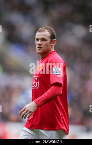 Wayne Rooney 3/4-Aktien-Bild mit Blick auf die Kamera beim Spiel für Manchester United in der 2008. Premier League gegen Reading. Dieses Bild ist an Dataco-Einschränkungen hinsichtlich seiner Verwendung gebunden. NUR REDAKTIONELLE VERWENDUNG Keine Verwendung mit nicht autorisierten Audio-, Video-, Daten-, Spiellisten, Club-/Liga-Logos oder „Live“-Diensten. Online-Nutzung im Spiel beschränkt auf 120 Bilder, keine Videoemulation. Keine Verwendung für Wetten, Spiele oder Veröffentlichungen von Clubs/Ligen/Spielern Stockfoto