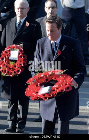 David Cameron, Premierminister des Vereinigten Königreichs, legt einen Kranz am Remembrance Sunday in Westminster. London, Großbritannien. 13. November 2011 Stockfoto