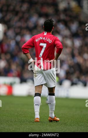 Rückansicht von Cristiano Ronaldo mit den Händen an der Hüfte im Manchester United Trikot mit dem Namen und der Nummer 7 in der Premier League gegen Reading. Archiv 19. Januar 2008. Im Madejski Stadium Reading. Dieses Bild ist an Dataco-Einschränkungen bezüglich seiner Verwendung gebunden. NUR REDAKTIONELLE VERWENDUNG Keine Verwendung mit nicht autorisierten Audio-, Video-, Daten-, Spiellisten, Club-/Liga-Logos oder „Live“-Diensten. Online-Nutzung im Spiel beschränkt auf 120 Bilder, keine Videoemulation. Keine Verwendung für Wetten, Spiele oder Veröffentlichungen von Clubs/Ligen/Spielern Stockfoto