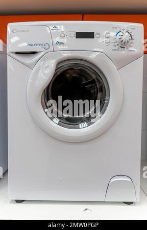 Sosnovy Bor, RUSSLAND - 12. JANUAR 2023: Household Appliances in DNS Stockfoto