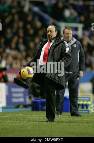 Rafael Benitez an der Touchline als Liverpool Manager gegen Reading im Madejski-Stadion am 8. Dezember 2007 in einer Niederlage von 3-1 gegen Reading. Dieses Bild ist an Dataco-Einschränkungen bezüglich seiner Verwendung gebunden. NUR REDAKTIONELLE VERWENDUNG keine Verwendung mit unerlaubten Audio-, Video-, Daten-, Spiellisten-, Club-/Liga-Logos oder „Live“-Diensten. Online-in-Match-Nutzung auf 120 Bilder beschränkt, keine Videtemulation. Keine Verwendung bei Wetten, Spielen oder Publikationen für einzelne Clubs/Liga/Spieler Stockfoto