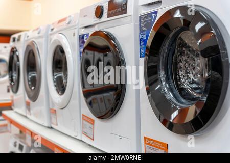 Sosnovy Bor, RUSSLAND - 12. JANUAR 2023: Household Appliances in DNS Stockfoto