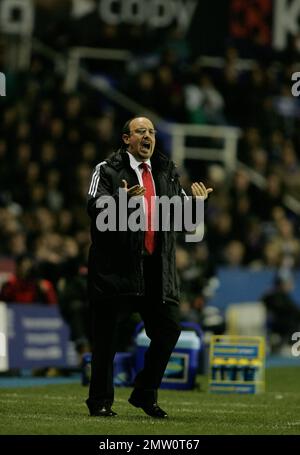 Rafael Benitez an der Touchline als Liverpool Manager gegen Reading im Madejski-Stadion am 8. Dezember 2007 in einer Niederlage von 3-1 gegen Reading. Dieses Bild ist an Dataco-Einschränkungen bezüglich seiner Verwendung gebunden. NUR REDAKTIONELLE VERWENDUNG keine Verwendung mit unerlaubten Audio-, Video-, Daten-, Spiellisten-, Club-/Liga-Logos oder „Live“-Diensten. Online-in-Match-Nutzung auf 120 Bilder beschränkt, keine Videtemulation. Keine Verwendung bei Wetten, Spielen oder Publikationen für einzelne Clubs/Liga/Spieler Stockfoto