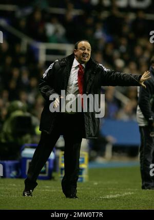 Rafael Benitez an der Touchline als Liverpool Manager gegen Reading im Madejski-Stadion am 8. Dezember 2007 in einer Niederlage von 3-1 gegen Reading. Dieses Bild ist an Dataco-Einschränkungen bezüglich seiner Verwendung gebunden. NUR REDAKTIONELLE VERWENDUNG keine Verwendung mit unerlaubten Audio-, Video-, Daten-, Spiellisten-, Club-/Liga-Logos oder „Live“-Diensten. Online-in-Match-Nutzung auf 120 Bilder beschränkt, keine Videtemulation. Keine Verwendung bei Wetten, Spielen oder Publikationen für einzelne Clubs/Liga/Spieler Stockfoto