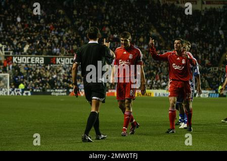 Liverpools Jamie Carragher verstößt gegen Reading im Madejski-Stadion und verhängt eine Strafe gegen Reading, wie hier mit Schiedsrichter Andre Marriner, unterstützt von Captain Steven Gerrard, diskutiert wird. Dieses Bild ist durch Dataco-Beschränkungen bezüglich seiner Verwendung gebunden. NUR REDAKTIONELLE VERWENDUNG Keine Verwendung mit nicht autorisierten Audio-, Video-, Daten-, Spiellisten, Club-/Liga-Logos oder „Live“-Diensten. Online-Nutzung im Spiel beschränkt auf 120 Bilder, keine Videoemulation. Keine Verwendung für Wetten, Spiele oder Veröffentlichungen von Clubs/Ligen/Spielern Stockfoto