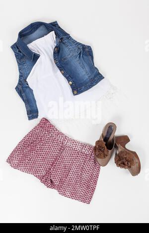 Set Aus Damenbekleidung; Bluse, Weste, Shorts Und Schuhe Auf Weißem Hintergrund. Stockfoto