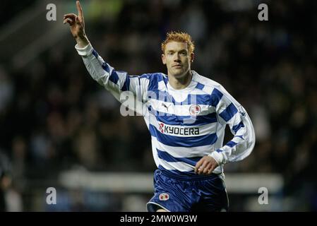 Leses Dave Kitson feiert, nachdem er im Madejski-Stadion am 1. Dezember 2007 in der Premier League ein Lesetor gegen Middlesbrough im Jahr 1-1 erzielt hat. Dieses Bild ist an Dataco-Beschränkungen hinsichtlich seiner Verwendung gebunden. NUR REDAKTIONELLE VERWENDUNG Keine Verwendung mit nicht autorisierten Audio-, Video-, Daten-, Spiellisten, Club-/Liga-Logos oder „Live“-Diensten. Online-Nutzung im Spiel beschränkt auf 120 Bilder, keine Videoemulation. Keine Verwendung für Wetten, Spiele oder Veröffentlichungen von Clubs/Ligen/Spielern Stockfoto