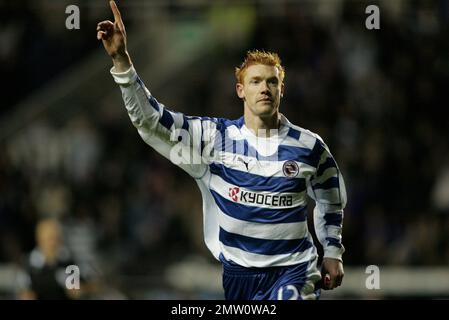 Leses Dave Kitson feiert, nachdem er im Madejski-Stadion am 1. Dezember 2007 in der Premier League ein Lesetor gegen Middlesbrough im Jahr 1-1 erzielt hat. Dieses Bild ist an Dataco-Beschränkungen hinsichtlich seiner Verwendung gebunden. NUR REDAKTIONELLE VERWENDUNG Keine Verwendung mit nicht autorisierten Audio-, Video-, Daten-, Spiellisten, Club-/Liga-Logos oder „Live“-Diensten. Online-Nutzung im Spiel beschränkt auf 120 Bilder, keine Videoemulation. Keine Verwendung für Wetten, Spiele oder Veröffentlichungen von Clubs/Ligen/Spielern Stockfoto