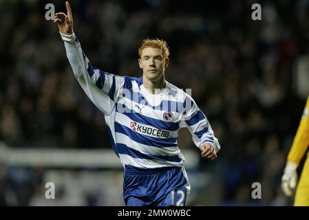 Leses Dave Kitson feiert, nachdem er im Madejski-Stadion am 1. Dezember 2007 in der Premier League ein Lesetor gegen Middlesbrough im Jahr 1-1 erzielt hat. Dieses Bild ist an Dataco-Beschränkungen hinsichtlich seiner Verwendung gebunden. NUR REDAKTIONELLE VERWENDUNG Keine Verwendung mit nicht autorisierten Audio-, Video-, Daten-, Spiellisten, Club-/Liga-Logos oder „Live“-Diensten. Online-Nutzung im Spiel beschränkt auf 120 Bilder, keine Videoemulation. Keine Verwendung für Wetten, Spiele oder Veröffentlichungen von Clubs/Ligen/Spielern Stockfoto