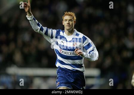 Leses Dave Kitson feiert, nachdem er im Madejski-Stadion am 1. Dezember 2007 in der Premier League ein Lesetor gegen Middlesbrough im Jahr 1-1 erzielt hat. Dieses Bild ist an Dataco-Beschränkungen hinsichtlich seiner Verwendung gebunden. NUR REDAKTIONELLE VERWENDUNG Keine Verwendung mit nicht autorisierten Audio-, Video-, Daten-, Spiellisten, Club-/Liga-Logos oder „Live“-Diensten. Online-Nutzung im Spiel beschränkt auf 120 Bilder, keine Videoemulation. Keine Verwendung für Wetten, Spiele oder Veröffentlichungen von Clubs/Ligen/Spielern Stockfoto