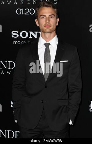 Theo James bei der Premiere „Underworld Awakening“ im Grauman's Chinese Theatre. Los Angeles, Kalifornien. 19. vom Januar 2012. Stockfoto