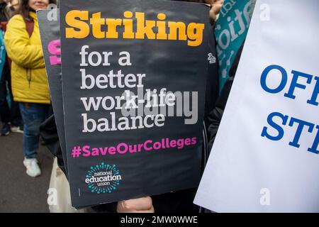 London, Großbritannien - 1. Februar 2023. Demonstranten in Whitehall nach dem Marsch von der BBC in Protect the Right to Strike and Pay Up march. Tausende von Lehrern, Arbeitern und Beamten gehen am Tag des Handelns. Kredit: Sinai Noor/Alamy Live News (NUR REDAKTIONELLE VERWENDUNG!) Stockfoto