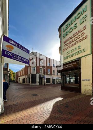 Die Rugby High Street, die einst mit Einkäufern beschäftigt war, sieht jetzt leer aus von Geschäften und Einkäufern aufgrund der hohen Parkgebühren und eines neuen Einkaufszentrums außerhalb der Stadt. Stockfoto