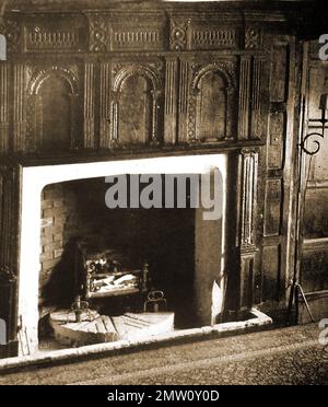 Britische Pubs Inns & Taverns - Ein ca. 1940 altes Foto eines getäfelten Kaminsims aus dem frühen 17. Jahrhundert im White Swan, Stratford on Avon. Es war 1560 als Königshaus bekannt, war aber für die meiste Zeit seiner Existenz ein Gasthaus. Stockfoto