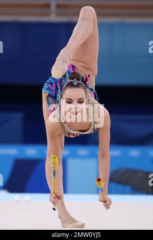 06. AUGUST 2021 - Tokio, Japan: Dina AVERINA aus Russland tritt in den Clubs der Rhythmic Gymnastics Individual All-Around Qualification in Tokio auf Stockfoto