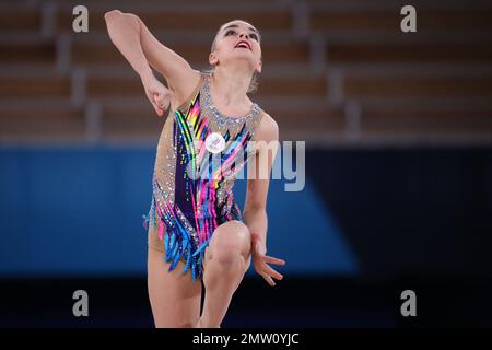 06. AUGUST 2021 - Tokio, Japan: Dina AVERINA aus Russland tritt in den Clubs der Rhythmic Gymnastics Individual All-Around Qualification in Tokio auf Stockfoto