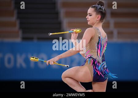 06. AUGUST 2021 - Tokio, Japan: Dina AVERINA aus Russland tritt in den Clubs der Rhythmic Gymnastics Individual All-Around Qualification in Tokio auf Stockfoto