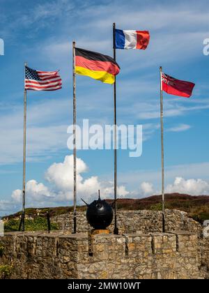 Camaret-sur-Mer, Frankreich - August 17 2020: Flaggen der USA, Deutschlands, Frankreichs und des Vereinigten Königreichs in der Nähe einer Gedenkstätte für den 2. Weltkrieg, sonniger Sommertag Stockfoto