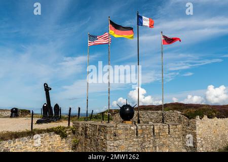 Camaret-sur-Mer, Frankreich - August 17 2020: Flaggen der USA, Deutschlands, Frankreichs und des Vereinigten Königreichs in der Nähe einer Gedenkstätte für den 2. Weltkrieg, sonniger Sommertag Stockfoto