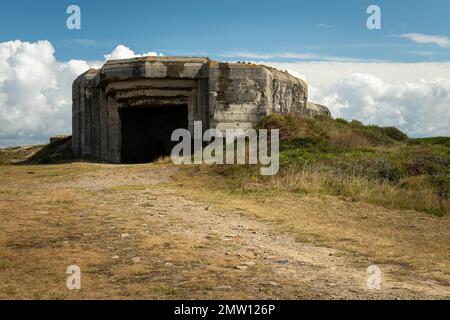 Camaret-sur-Mer, Frankreich - August 17 2020: Der alte deutsche Bunker des 2. Weltkriegs an einem sonnigen Sommertag Stockfoto