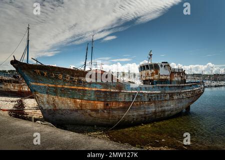 Camaret-sur-Mer, Frankreich - August 20 2020: Alte rostige Boote auf dem Bootsfriedhof, sonniger Tag im Sommer Stockfoto