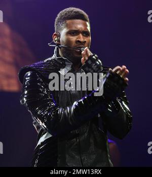 Usher tritt live in einem Konzert in der O2 Arena in London auf. 2/2/11. Stockfoto