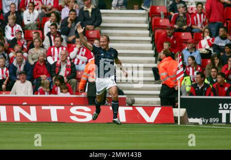 Alan Shearer feiert, nachdem er dachte, er hätte Newcastles erstes Tor geschossen, aber wiederholt das Tor als eigenes Tor von Southamptons David Prutton. Stephen Carr feiert mit Jermaine Jenas und Lee Bowyer, nachdem er Newcastle United das zweite Tor gegen Southampton geschossen hat, um es 2-1 Newcastle im St. Marys Stadium Southampton zu schaffen England. 19. September 2004.Dieses Bild ist an Dataco-Einschränkungen bezüglich seiner Verwendung gebunden. NUR REDAKTIONELLE VERWENDUNG Keine Verwendung mit nicht autorisierten Audio-, Video-, Daten-, Spiellisten, Club-/Liga-Logos oder „Live“-Diensten. Online-Nutzung im Spiel beschränkt auf 120 Bilder, keine Videoemulation. Stockfoto