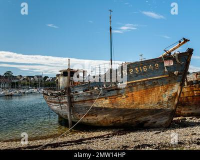 Camaret-sur-Mer, Frankreich - August 20 2020: Alte rostige Boote auf dem Bootsfriedhof, sonniger Tag im Sommer Stockfoto