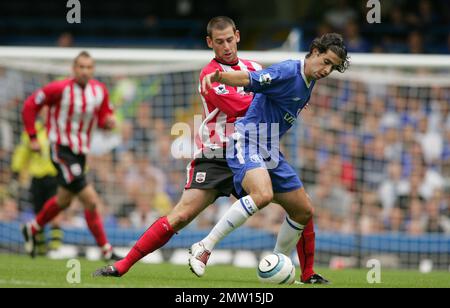 Southampton-Spieler Rory Delap stellt Chelsea-Spieler Tiago 2004 bei einem Spiel in der Stamford Bridge London England in der Barclays Premier League heraus. Chelsea V Southampton 28. August 2004 Stamford Bridge. Dieses Bild ist an Dataco-Einschränkungen gebunden, wie es verwendet werden kann. NUR REDAKTIONELLE VERWENDUNG keine Verwendung mit unerlaubten Audio-, Video-, Daten-, Spiellisten-, Club-/Liga-Logos oder „Live“-Diensten. Online-in-Match-Nutzung auf 120 Bilder beschränkt, keine Videtemulation. Keine Verwendung bei Wetten, Spielen oder Publikationen für einzelne Clubs/Liga/Spieler Stockfoto