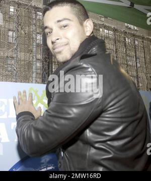 Schauspieler Wilmer Valderrama, Star der erfolgreichen multikulturellen Vorschulserie „Handy Manny“ des Disney Channel, schließt sich der handlichen Manny-Figur und den Kindern der New Yorker Earth School an und pflanzt im Generation X Garden an der Lower East Side von Manhattan einen Baum für den Earth Day. In der Hit-Serie bietet Valderrama die Stimme des Handwerkers Manny Garcia, einem hilfsbereiten, entschlossenen jungen Mann, der mit Hilfe seiner vielseitigen Sprechwerkzeuge der Experte der Stadt ist, wenn es darum geht, alles zu reparieren, was nicht funktioniert, sogar Freundschaften zwischen Nachbarn. New York, NY. 4/15/09. . Stockfoto