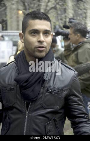 Schauspieler Wilmer Valderrama, Star der erfolgreichen multikulturellen Vorschulserie „Handy Manny“ des Disney Channel, schließt sich der handlichen Manny-Figur und den Kindern der New Yorker Earth School an und pflanzt im Generation X Garden an der Lower East Side von Manhattan einen Baum für den Earth Day. In der Hit-Serie bietet Valderrama die Stimme des Handwerkers Manny Garcia, einem hilfsbereiten, entschlossenen jungen Mann, der mit Hilfe seiner vielseitigen Sprechwerkzeuge der Experte der Stadt ist, wenn es darum geht, alles zu reparieren, was nicht funktioniert, sogar Freundschaften zwischen Nachbarn. New York, NY. 4/15/09. . Stockfoto