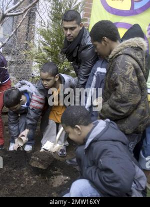 Schauspieler Wilmer Valderrama, Star der erfolgreichen multikulturellen Vorschulserie „Handy Manny“ des Disney Channel, schließt sich der handlichen Manny-Figur und den Kindern der New Yorker Earth School an und pflanzt im Generation X Garden an der Lower East Side von Manhattan einen Baum für den Earth Day. In der Hit-Serie bietet Valderrama die Stimme des Handwerkers Manny Garcia, einem hilfsbereiten, entschlossenen jungen Mann, der mit Hilfe seiner vielseitigen Sprechwerkzeuge der Experte der Stadt ist, wenn es darum geht, alles zu reparieren, was nicht funktioniert, sogar Freundschaften zwischen Nachbarn. New York, NY. 4/15/09. . Stockfoto