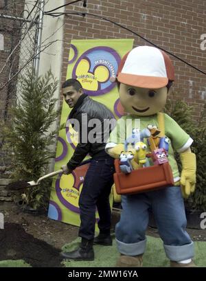 Schauspieler Wilmer Valderrama, Star der erfolgreichen multikulturellen Vorschulserie „Handy Manny“ des Disney Channel, schließt sich der handlichen Manny-Figur und den Kindern der New Yorker Earth School an und pflanzt im Generation X Garden an der Lower East Side von Manhattan einen Baum für den Earth Day. In der Hit-Serie bietet Valderrama die Stimme des Handwerkers Manny Garcia, einem hilfsbereiten, entschlossenen jungen Mann, der mit Hilfe seiner vielseitigen Sprechwerkzeuge der Experte der Stadt ist, wenn es darum geht, alles zu reparieren, was nicht funktioniert, sogar Freundschaften zwischen Nachbarn. New York, NY. 4/15/09. . Stockfoto