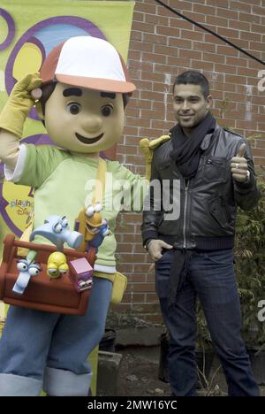 Schauspieler Wilmer Valderrama, Star der erfolgreichen multikulturellen Vorschulserie „Handy Manny“ des Disney Channel, schließt sich der handlichen Manny-Figur und den Kindern der New Yorker Earth School an und pflanzt im Generation X Garden an der Lower East Side von Manhattan einen Baum für den Earth Day. In der Hit-Serie bietet Valderrama die Stimme des Handwerkers Manny Garcia, einem hilfsbereiten, entschlossenen jungen Mann, der mit Hilfe seiner vielseitigen Sprechwerkzeuge der Experte der Stadt ist, wenn es darum geht, alles zu reparieren, was nicht funktioniert, sogar Freundschaften zwischen Nachbarn. New York, NY. 4/15/09. . Stockfoto