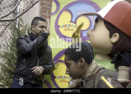 Schauspieler Wilmer Valderrama, Star der erfolgreichen multikulturellen Vorschulserie „Handy Manny“ des Disney Channel, schließt sich der handlichen Manny-Figur und den Kindern der New Yorker Earth School an und pflanzt im Generation X Garden an der Lower East Side von Manhattan einen Baum für den Earth Day. In der Hit-Serie bietet Valderrama die Stimme des Handwerkers Manny Garcia, einem hilfsbereiten, entschlossenen jungen Mann, der mit Hilfe seiner vielseitigen Sprechwerkzeuge der Experte der Stadt ist, wenn es darum geht, alles zu reparieren, was nicht funktioniert, sogar Freundschaften zwischen Nachbarn. New York, NY. 4/15/09. . . Stockfoto