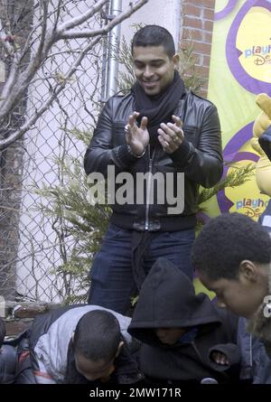 Schauspieler Wilmer Valderrama, Star der erfolgreichen multikulturellen Vorschulserie „Handy Manny“ des Disney Channel, schließt sich der handlichen Manny-Figur und den Kindern der New Yorker Earth School an und pflanzt im Generation X Garden an der Lower East Side von Manhattan einen Baum für den Earth Day. In der Hit-Serie bietet Valderrama die Stimme des Handwerkers Manny Garcia, einem hilfsbereiten, entschlossenen jungen Mann, der mit Hilfe seiner vielseitigen Sprechwerkzeuge der Experte der Stadt ist, wenn es darum geht, alles zu reparieren, was nicht funktioniert, sogar Freundschaften zwischen Nachbarn. New York, NY. 4/15/09. . . Stockfoto