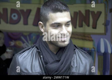 Schauspieler Wilmer Valderrama, Star der erfolgreichen multikulturellen Vorschulserie „Handy Manny“ des Disney Channel, schließt sich der handlichen Manny-Figur und den Kindern der New Yorker Earth School an und pflanzt im Generation X Garden an der Lower East Side von Manhattan einen Baum für den Earth Day. In der Hit-Serie bietet Valderrama die Stimme des Handwerkers Manny Garcia, einem hilfsbereiten, entschlossenen jungen Mann, der mit Hilfe seiner vielseitigen Sprechwerkzeuge der Experte der Stadt ist, wenn es darum geht, alles zu reparieren, was nicht funktioniert, sogar Freundschaften zwischen Nachbarn. New York, NY. 4/15/09. . . Stockfoto