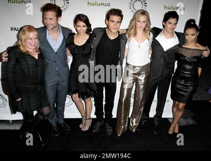 (L-R) Julie Plec, Matt Davis, Nina Dobrev, Paul Wesley, Candice Accola, Ian Somerhalder und Kat Graham, die am Paleyfest 2012 im Saban Theatre in Beverly Hills, Kalifornien, ankommen. 10. März 2012 Stockfoto